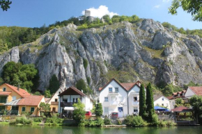 Cafe Altmühl, Ferienwohnungen Gästehaus Krimhilde direkt am Wasser